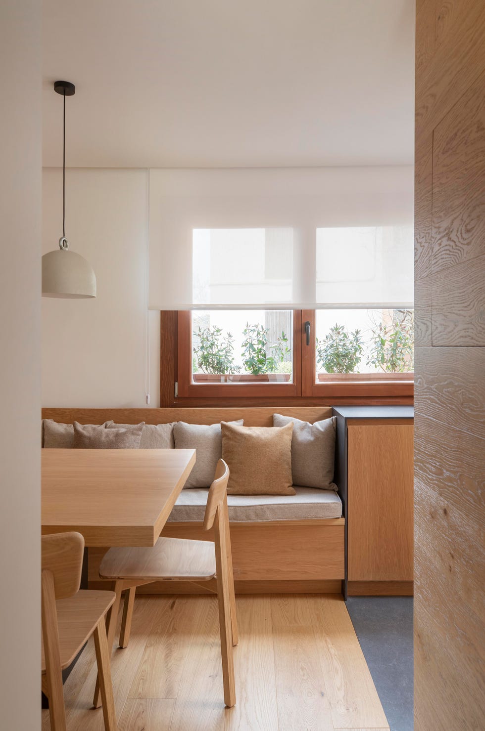 mesa de comedor con sillas de madera y banco de madera con cojines