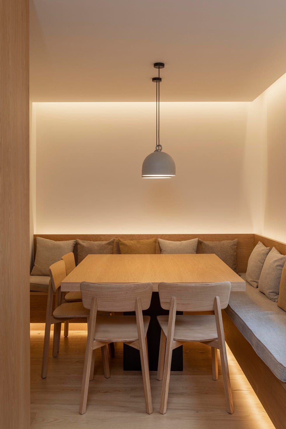 mesa de comedor con sillas de madera y banco de madera con cojines