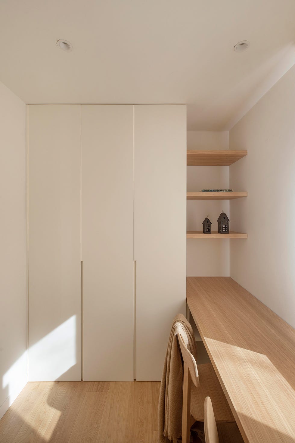 armario empotrado blanco y baldas de madera