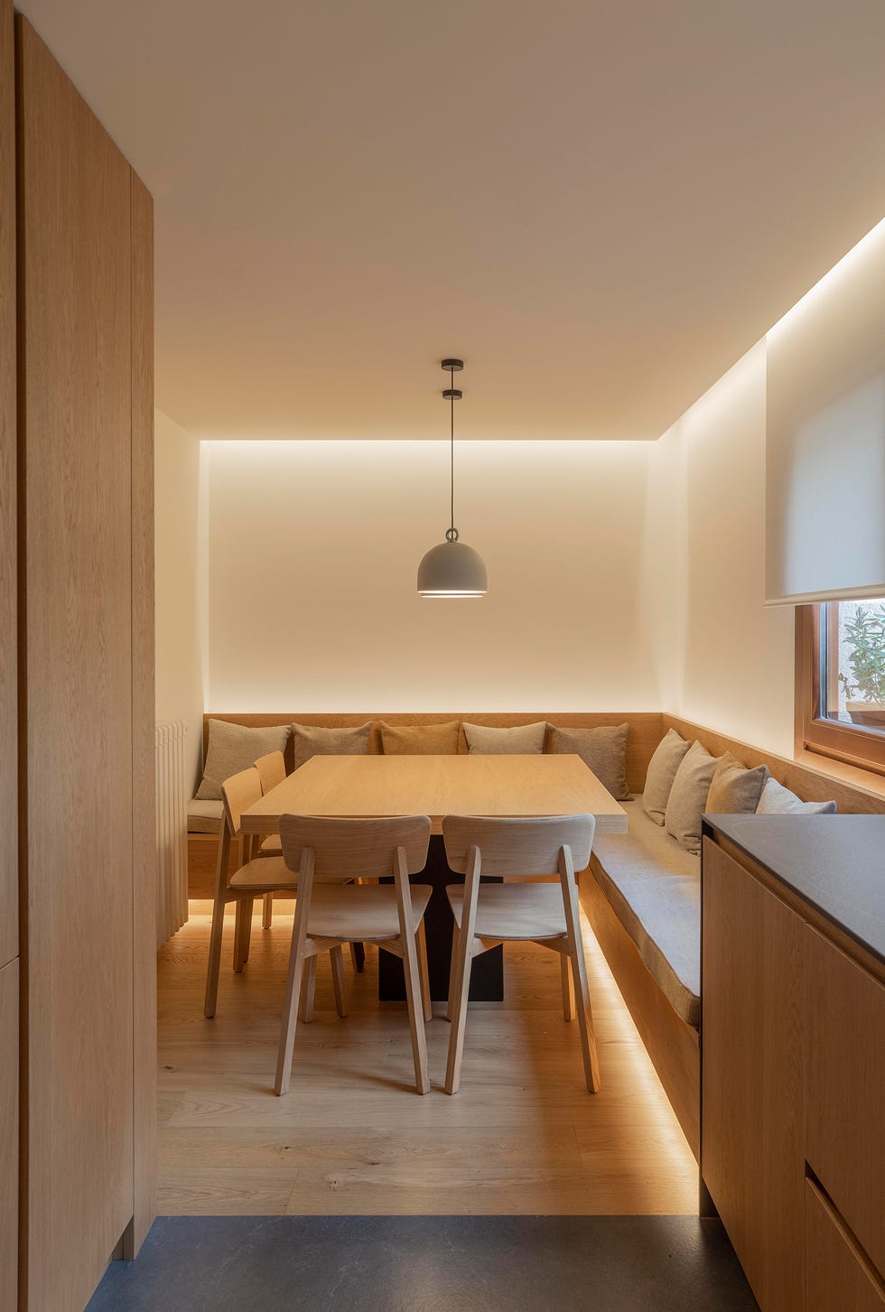 mesa de comedor con sillas de madera y banco de madera con cojines
