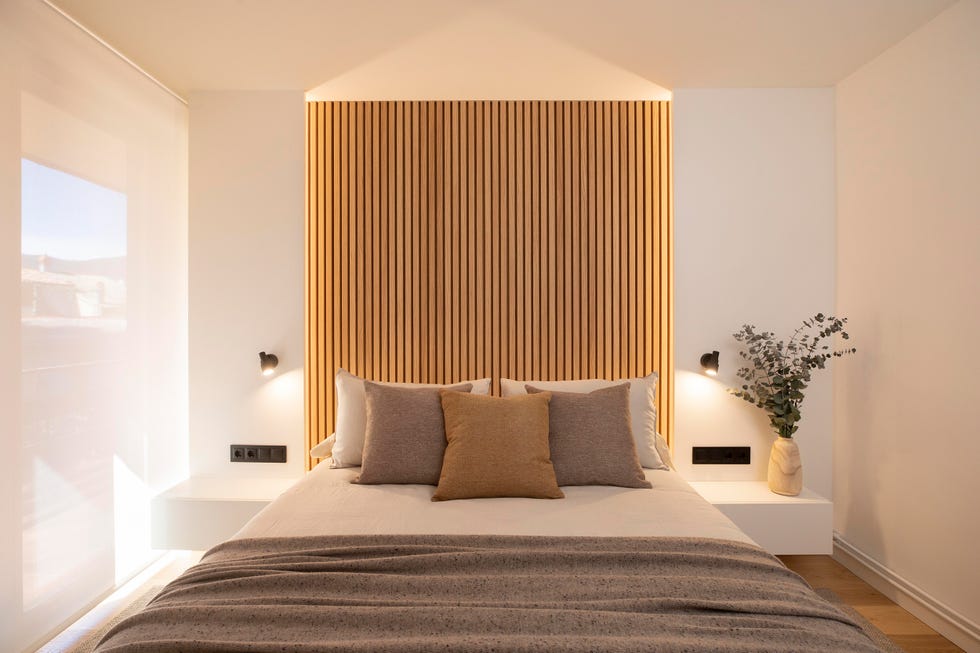 dormitorio con cabecero de listones de madera