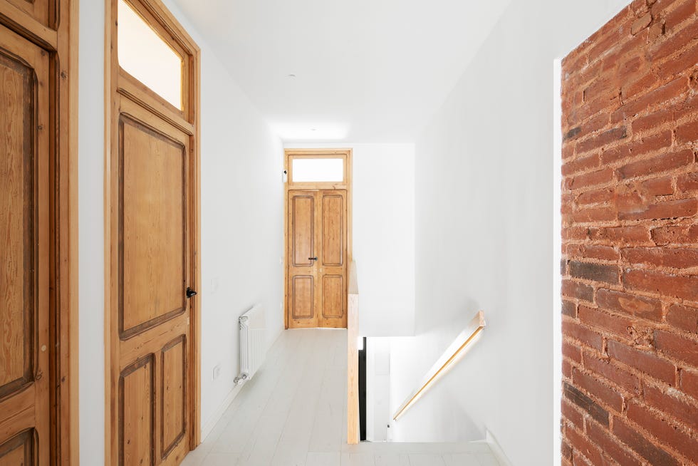 pasillo distribuidor con puertas de madera rústicas
