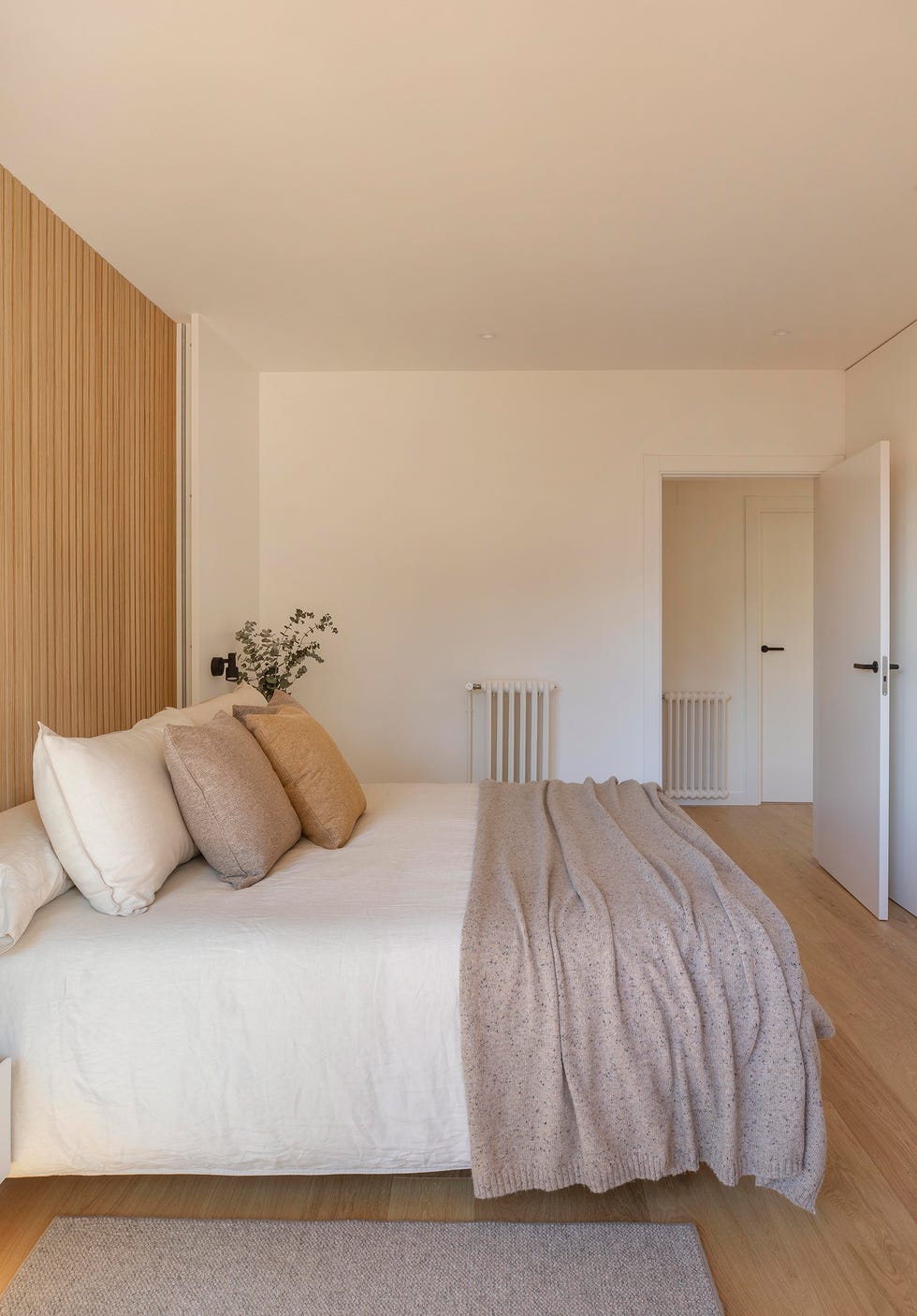 dormitorio con cabecero de listones de madera
