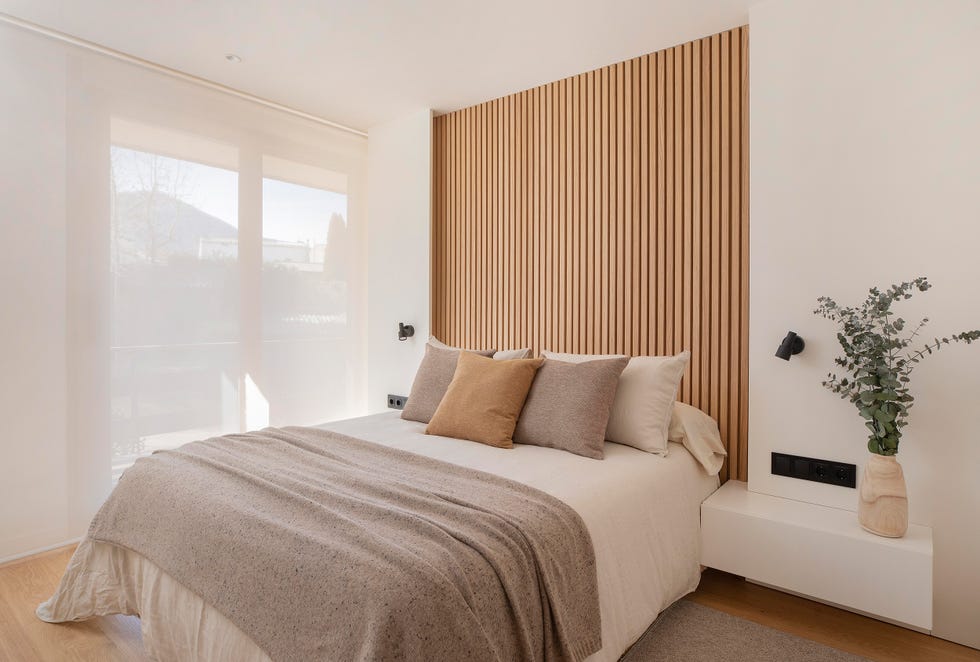 dormitorio con cabecero de listones de madera