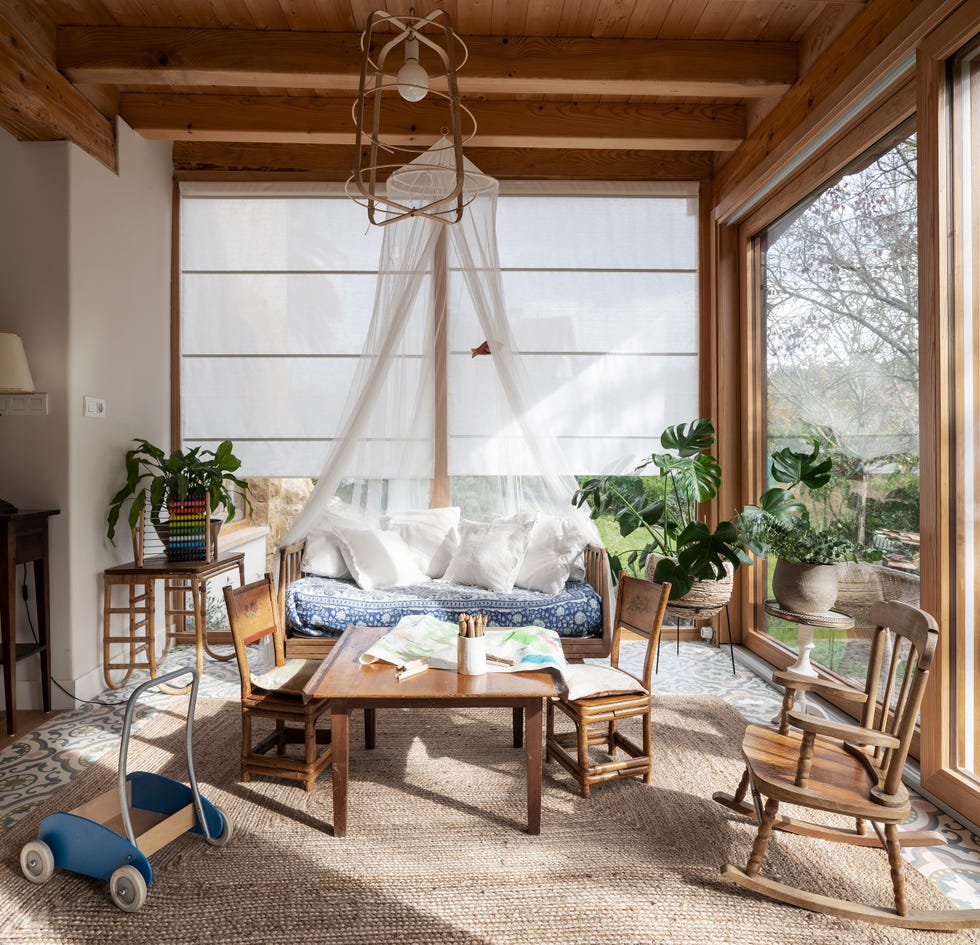 salón rústico con muebles de madera y galería acristalada