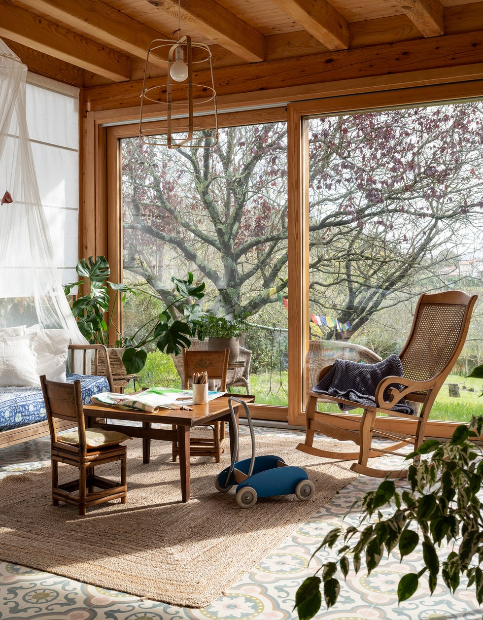 salón rústico con muebles de madera y galería acristalada
