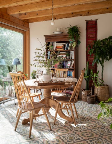 comedor rústico con muebles de madera