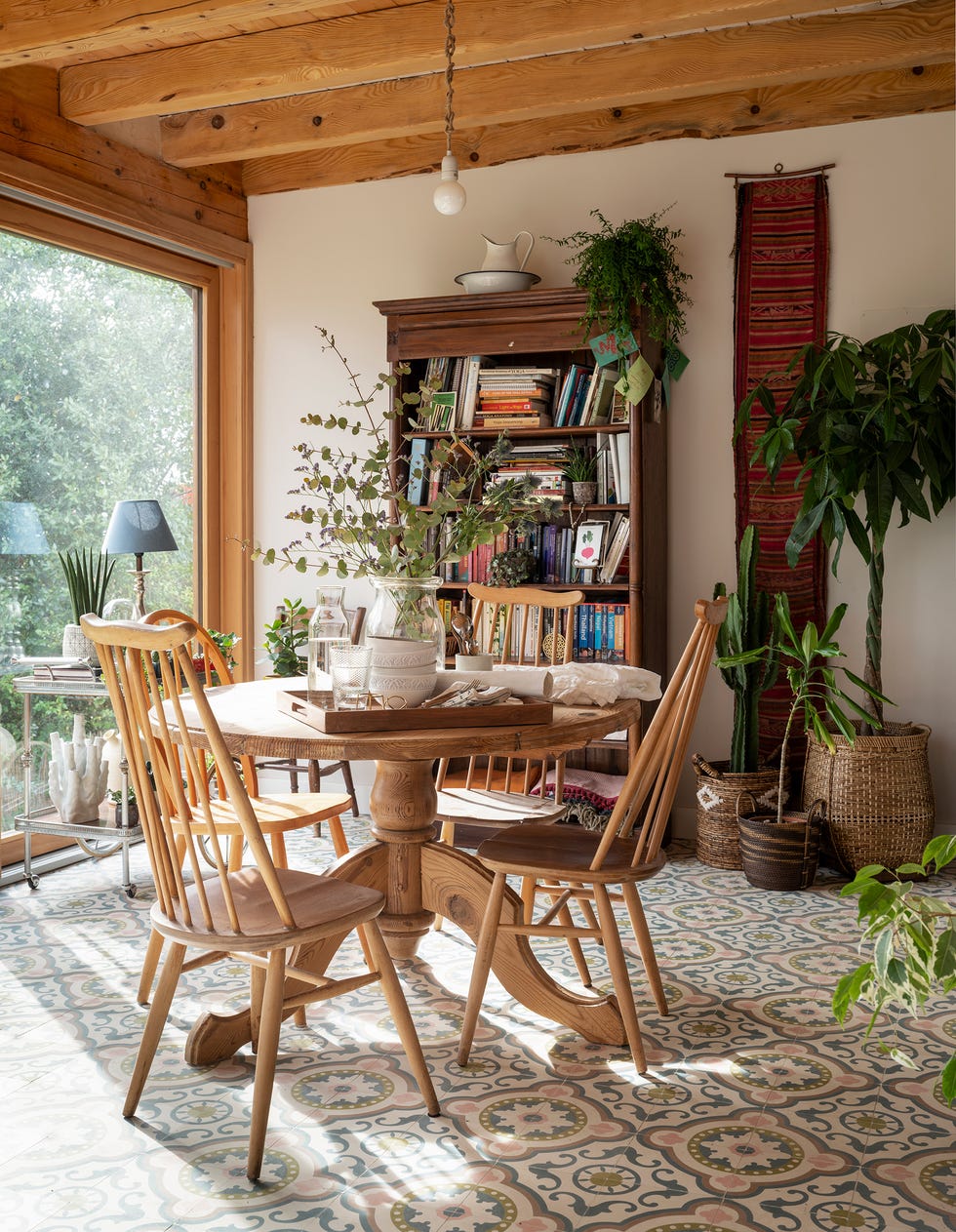 comedor rústico con muebles de madera