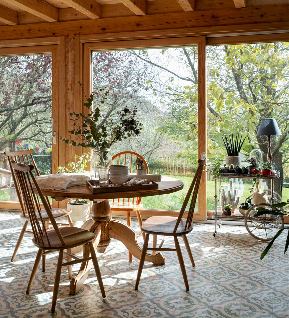 comedor rústico con muebles de madera