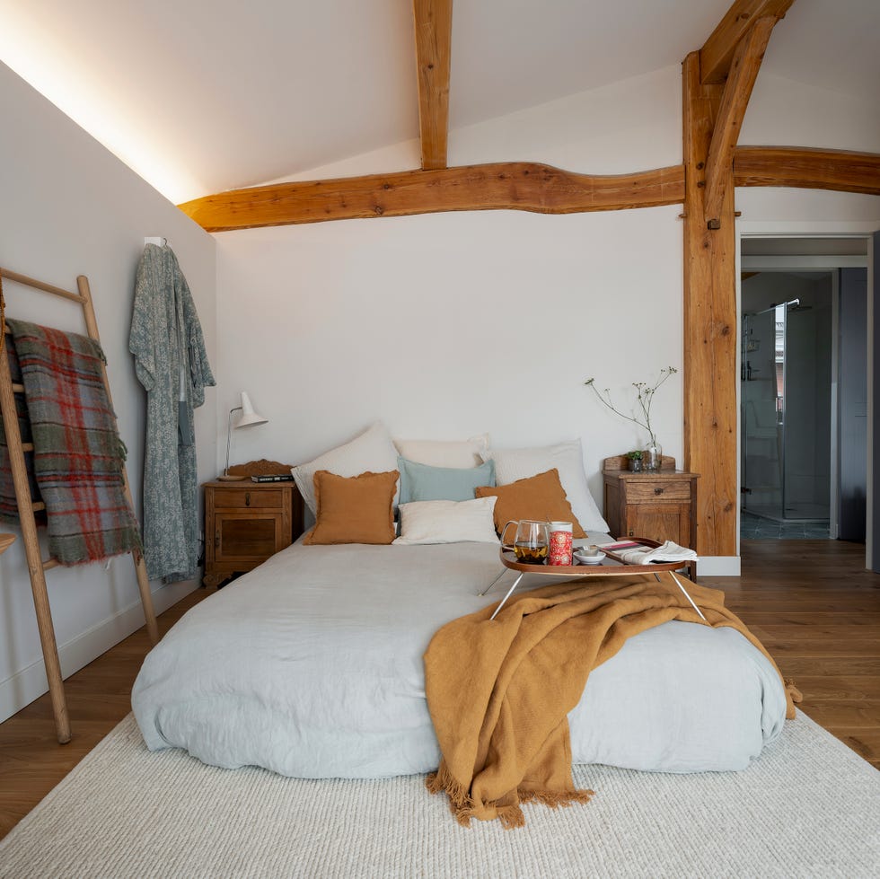 dormitorio rústico con vigas de madera vistas