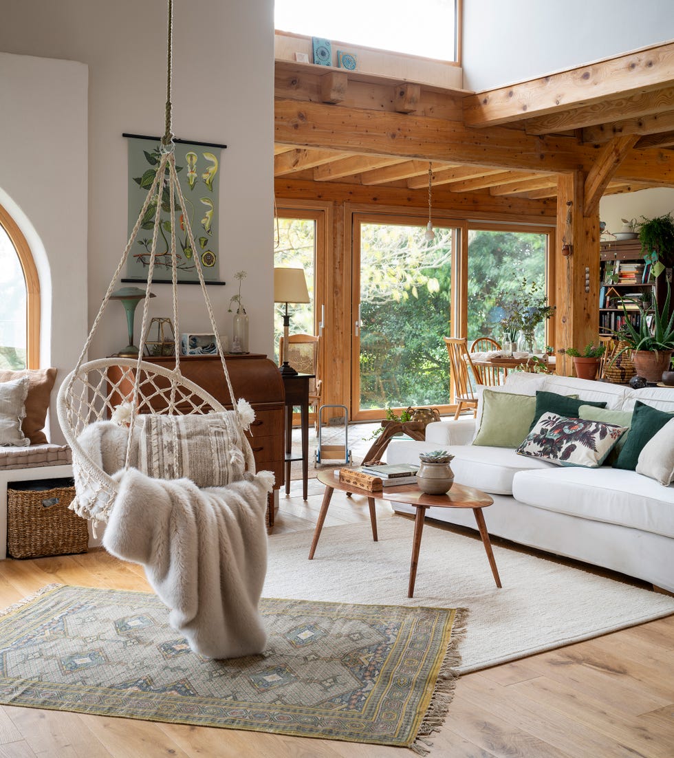 salón rústico con sofá blanco y columpio