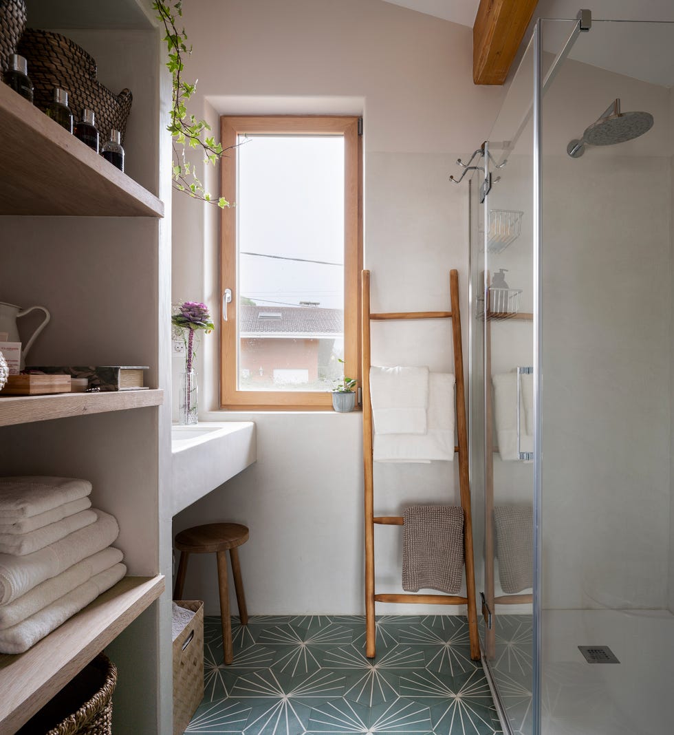 baño rústico de microcemento con suelo de baldosas geométricas