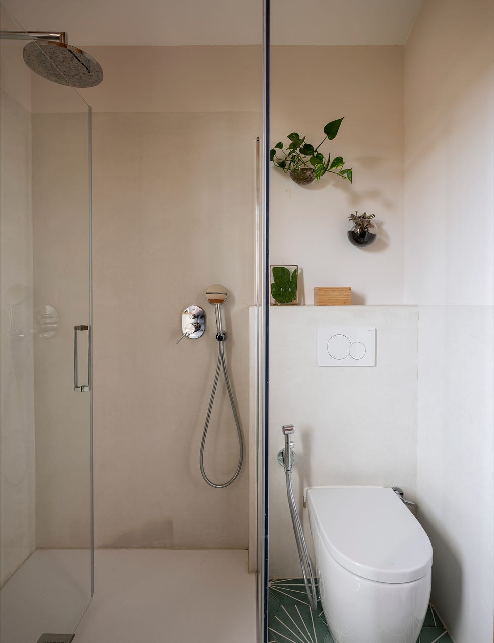 baño con ducha revestido con microcemento