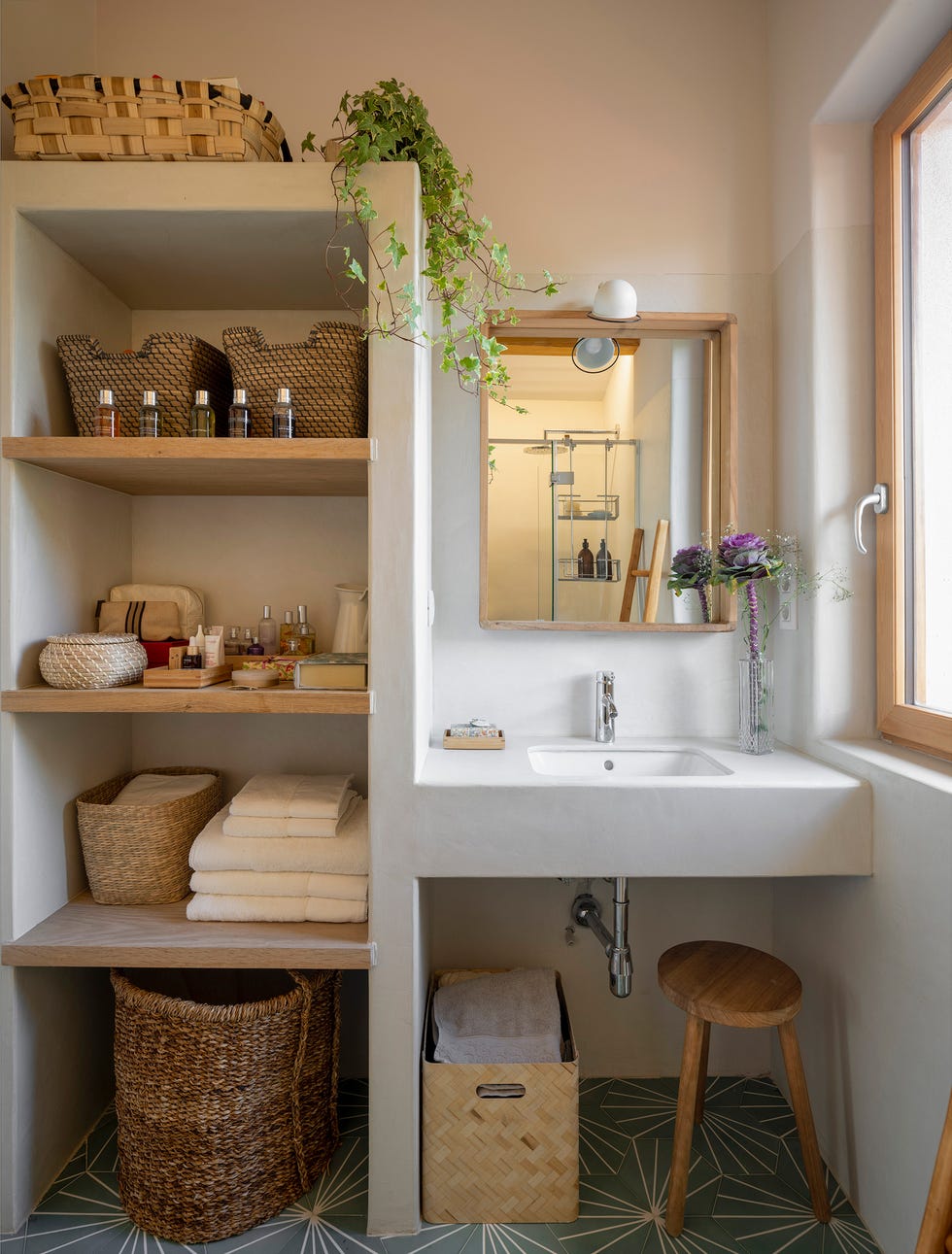 baño rústico de microcemento con estantería de obra