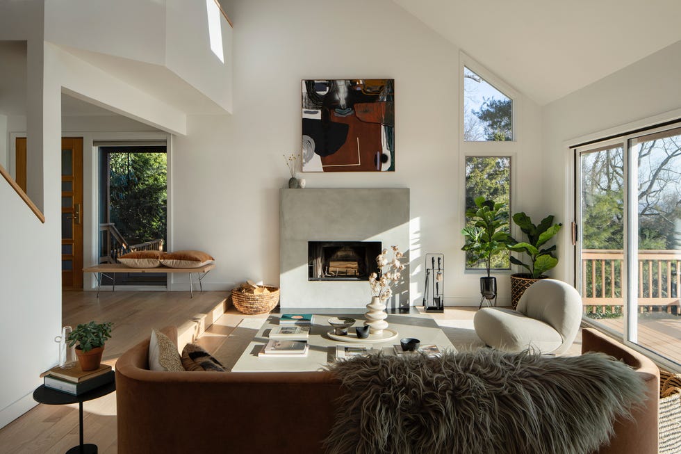 salón de diseño contemporáneo con chimenea de microcemento decorada con un cuadro