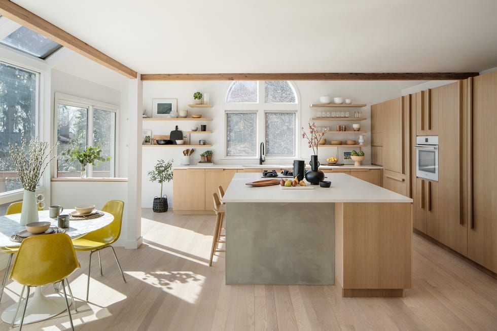 cocina con office e isla central de microcemento y madera