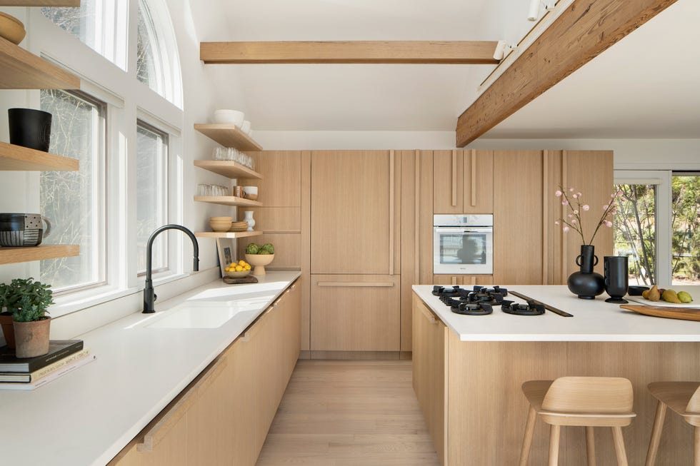 cocina con isla central de microcemento y madera