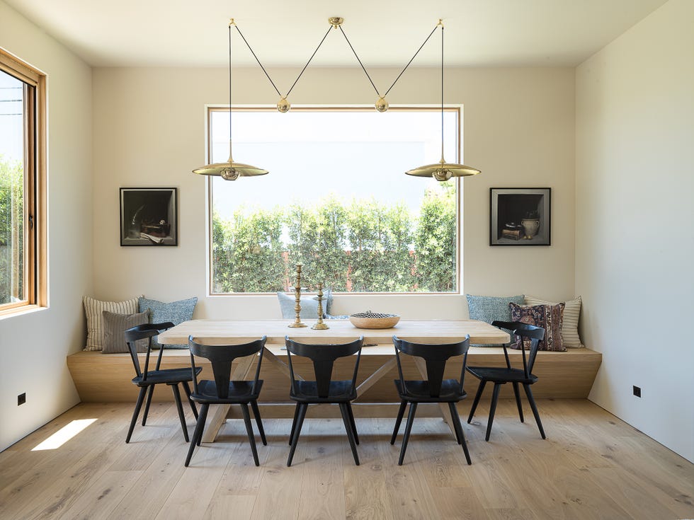 comedor de diseño escandinavo con banco de madera y sillas negras