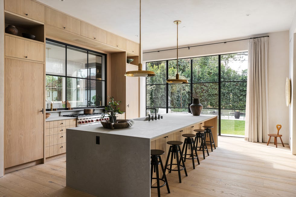 cocina abierta con isla y muebles de madera