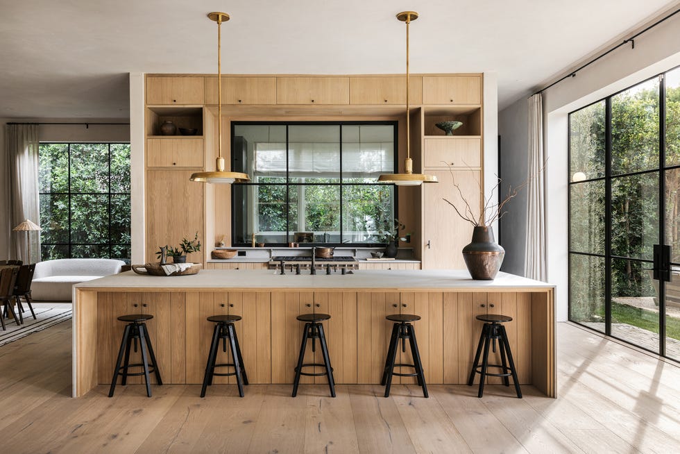 cocina abierta con isla y muebles de madera