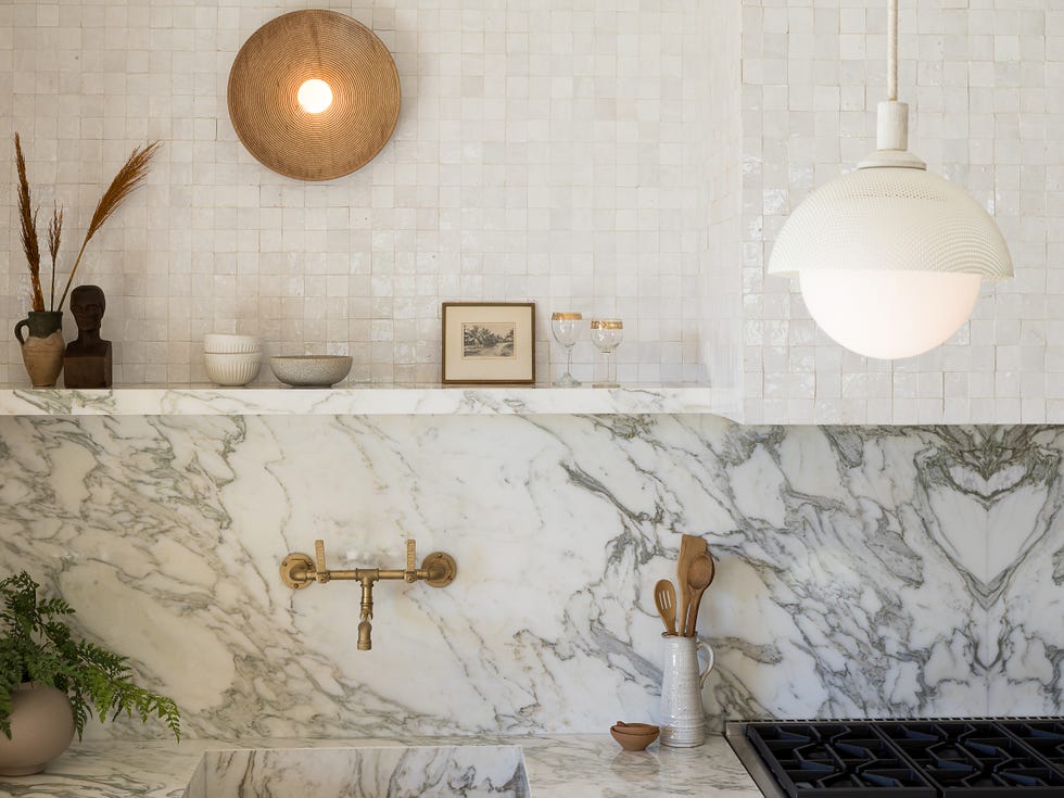 frente de mármol y azulejos blancos en la cocina