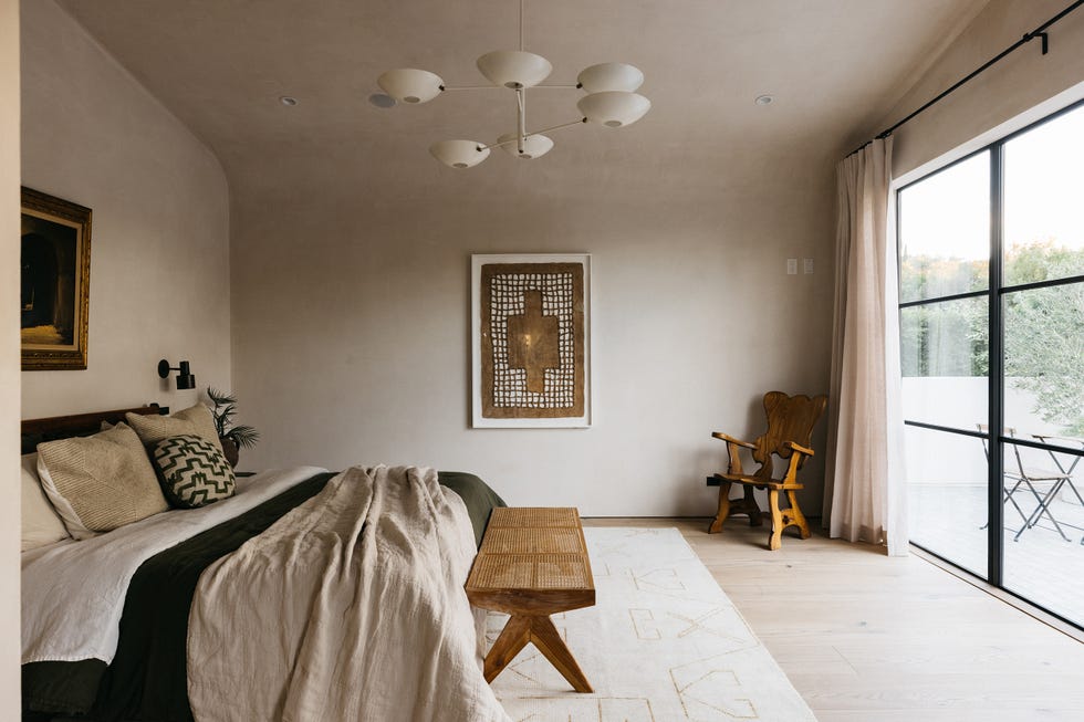 dormitorio rústico con ventanales de suelo a techo