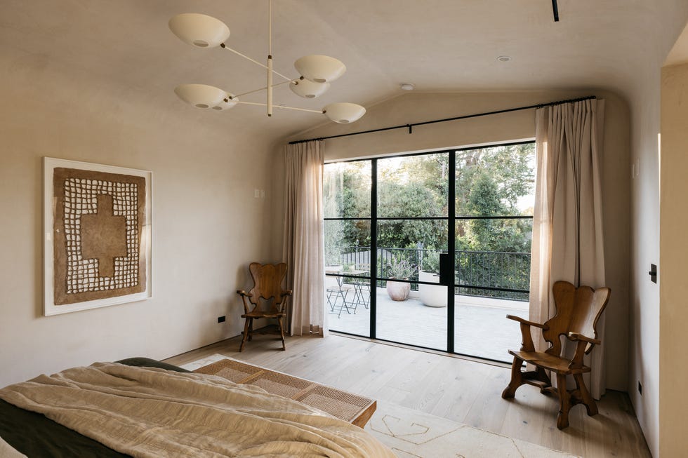 dormitorio rústico con ventanales de suelo a techo