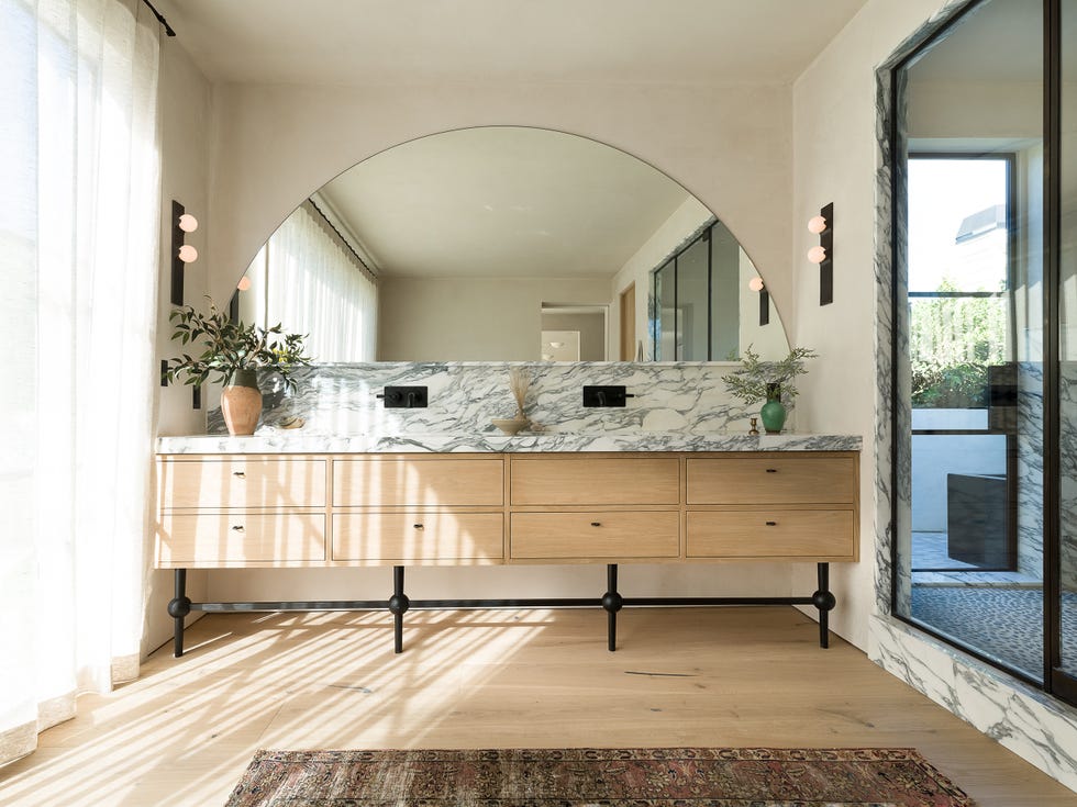 baño con mueble de madera con encimera de mármol
