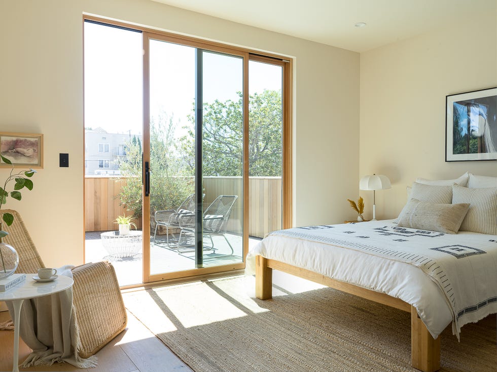 dormitorio de estilo scandifornian en tonos neutros con terraza privada