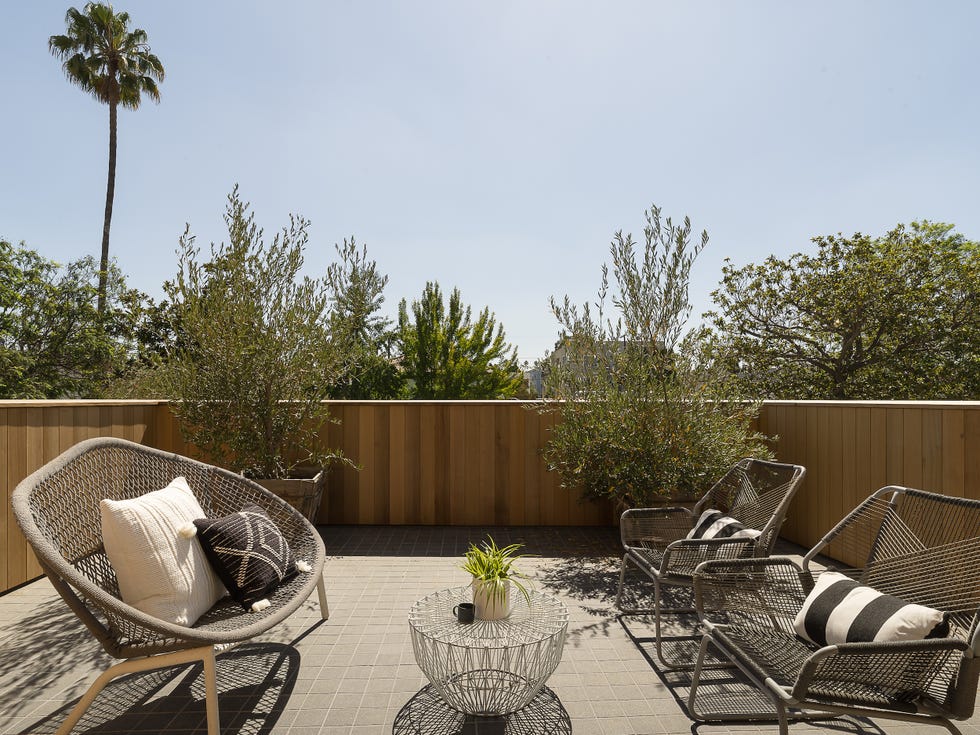 terraza con muebles de cuerda