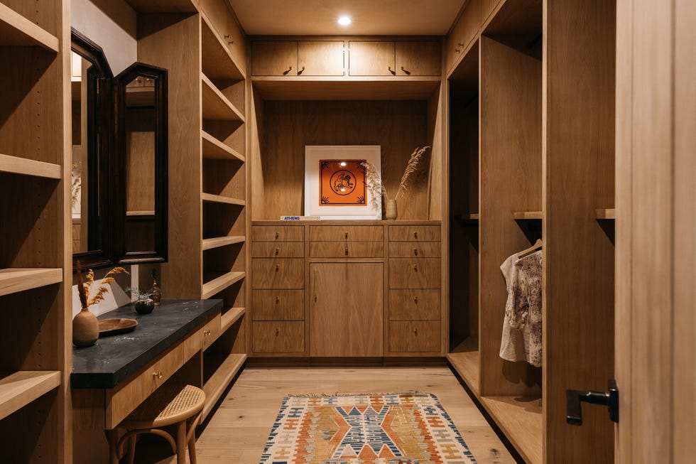 vestidor con armarios de madera