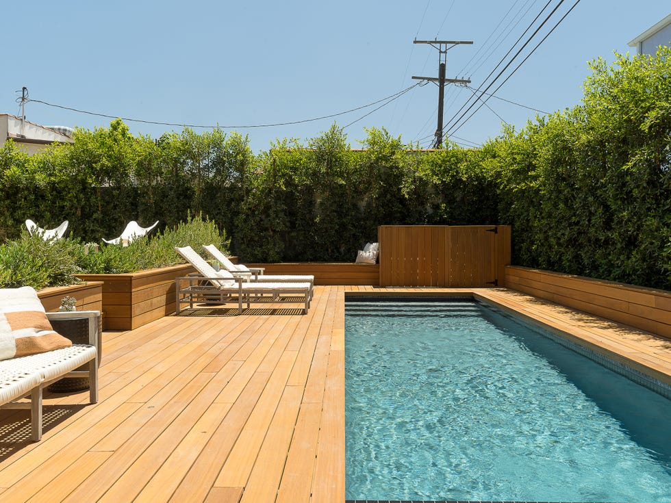 piscina con tarima de madera