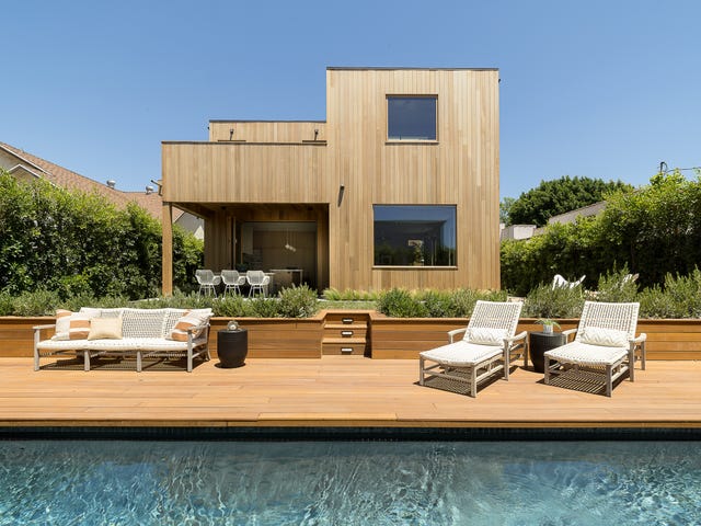 casa moderna con fachada de madera y piscina