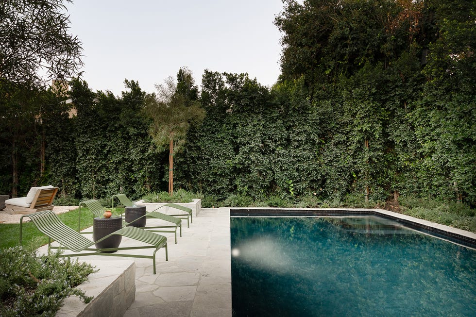 jardín con piscina