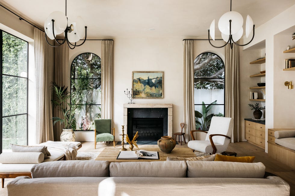 salón con chimenea y muebles en tonos neutros
