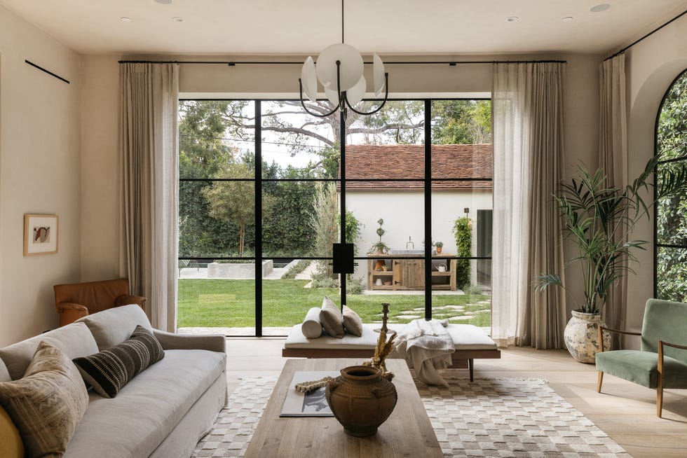 salón con ventanales de suelo a techo con vistas al jardín
