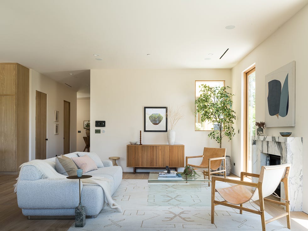 salón de diseño escandinavo decorado en tonos neutros