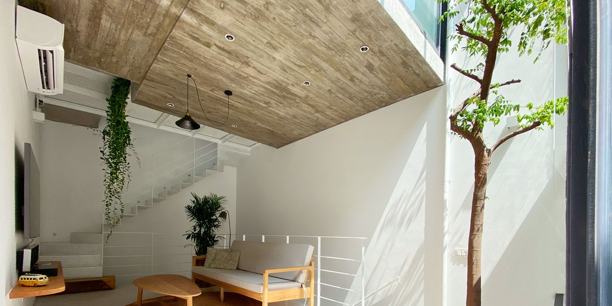 Una casa estrecha moderna con diseño sostenible y patio