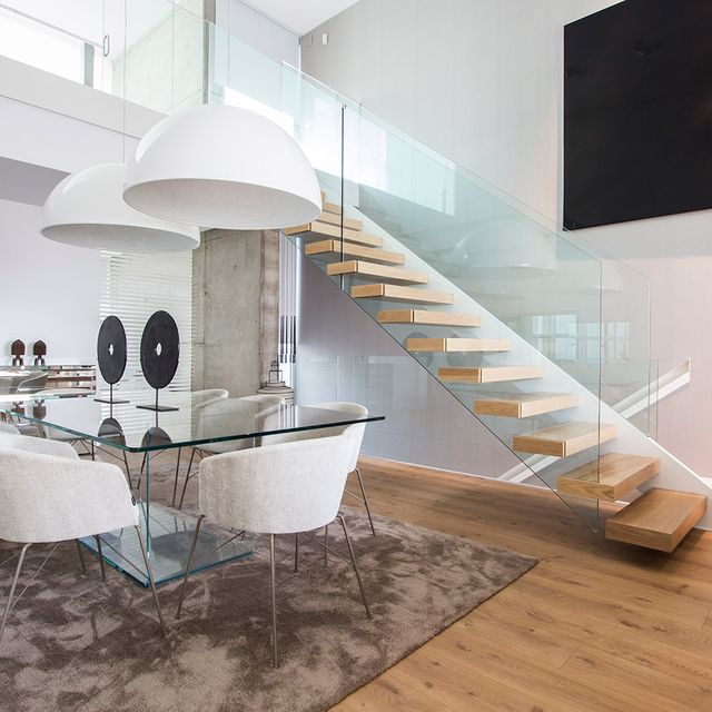 una casa familiar abierta y natural escalera de madera con barandilla de cristal
