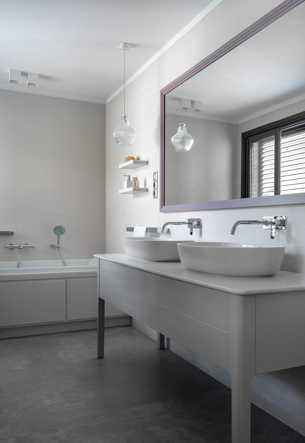baño moderno diseñado en blanco con dos lavabos