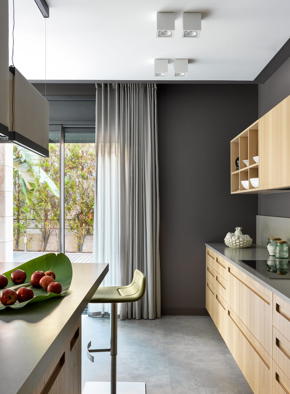 cocina moderna con isla central diseñada en madera y microcemento