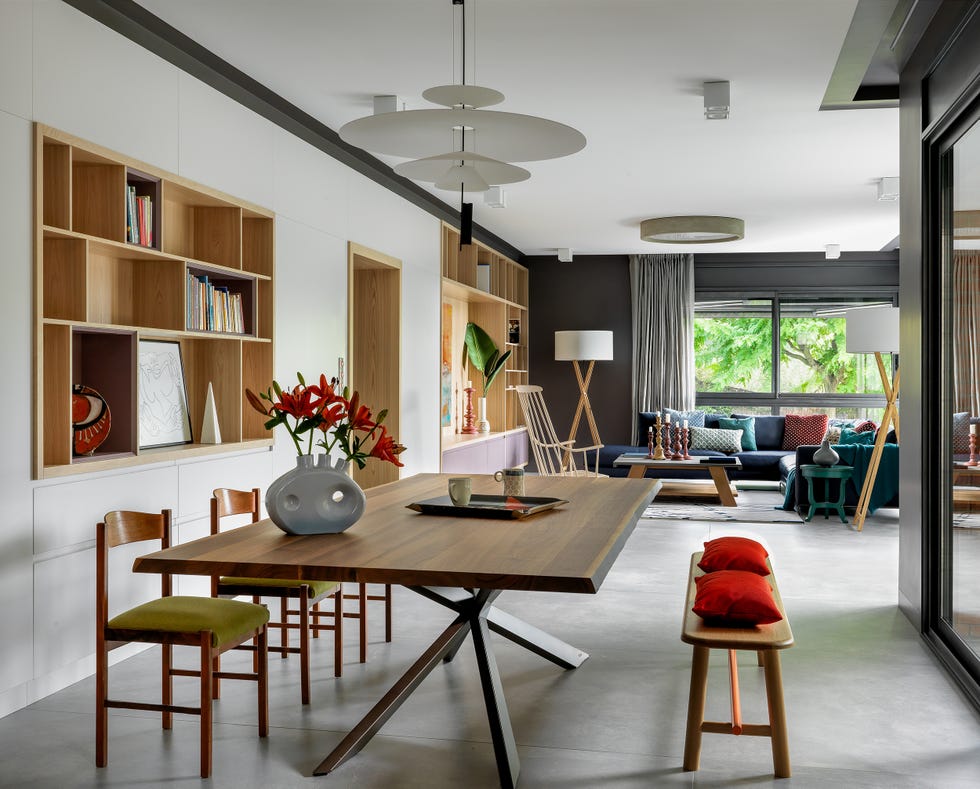 comedor de diseño contemporáneo junto a una estantería de obra