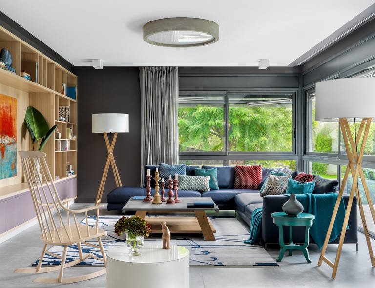 salón de diseño contemporáneo con sofá en l y chaise longue en color azul