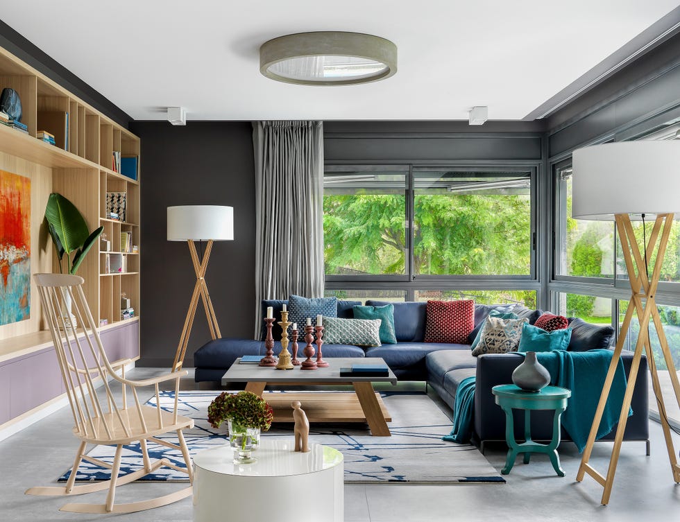 salón de diseño contemporáneo con sofá en l y chaise longue en color azul