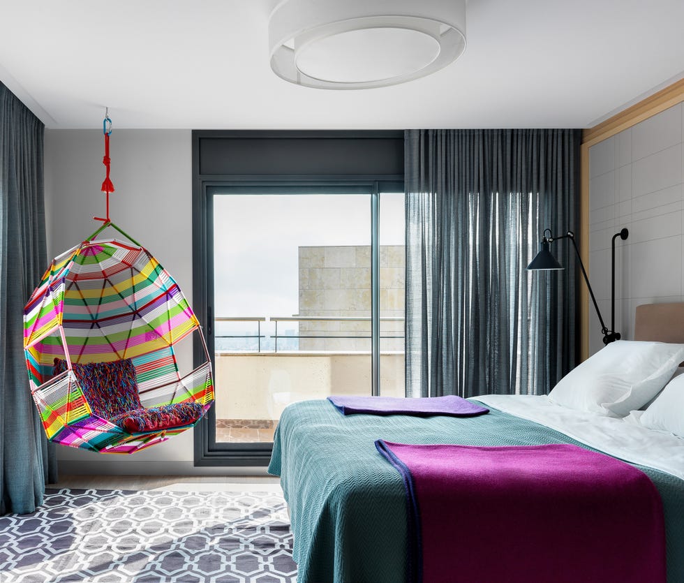 dormitorio moderno con columpio de colores