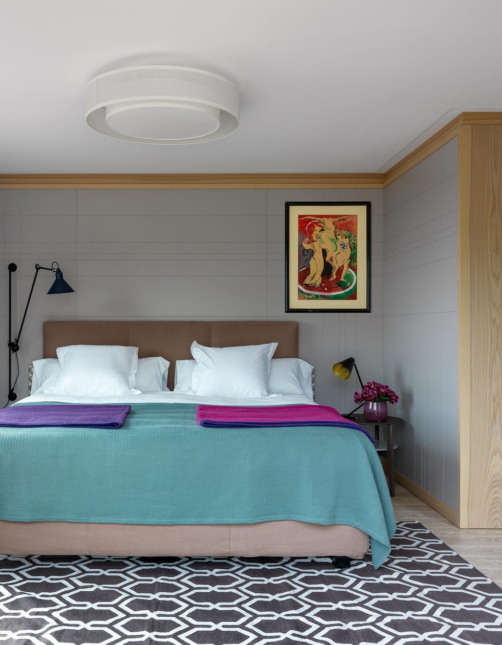 dormitorio moderno con paredes paneladas en color gris