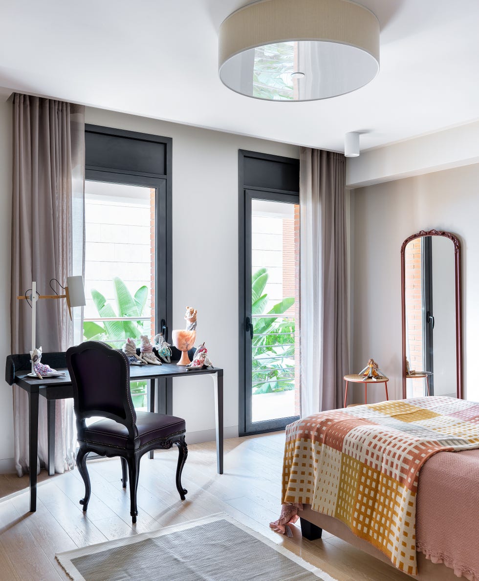 dormitorio de estilo clásico y contemporáneo con escritorio