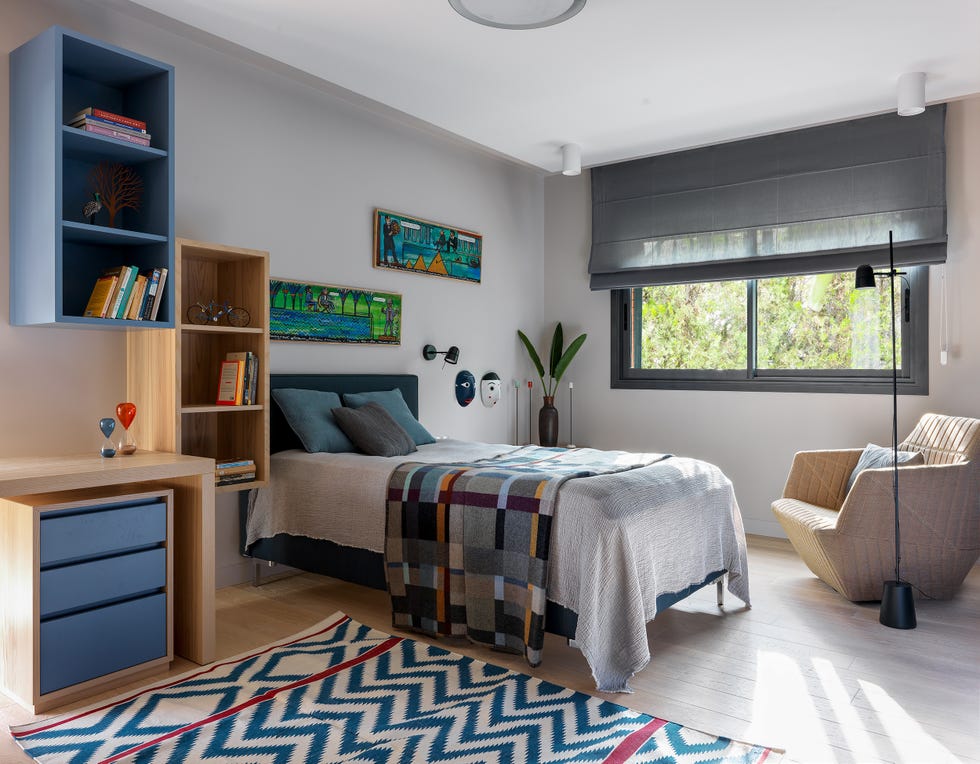 dormitorio infantil con estantería de color azul y acabado de madera al natural