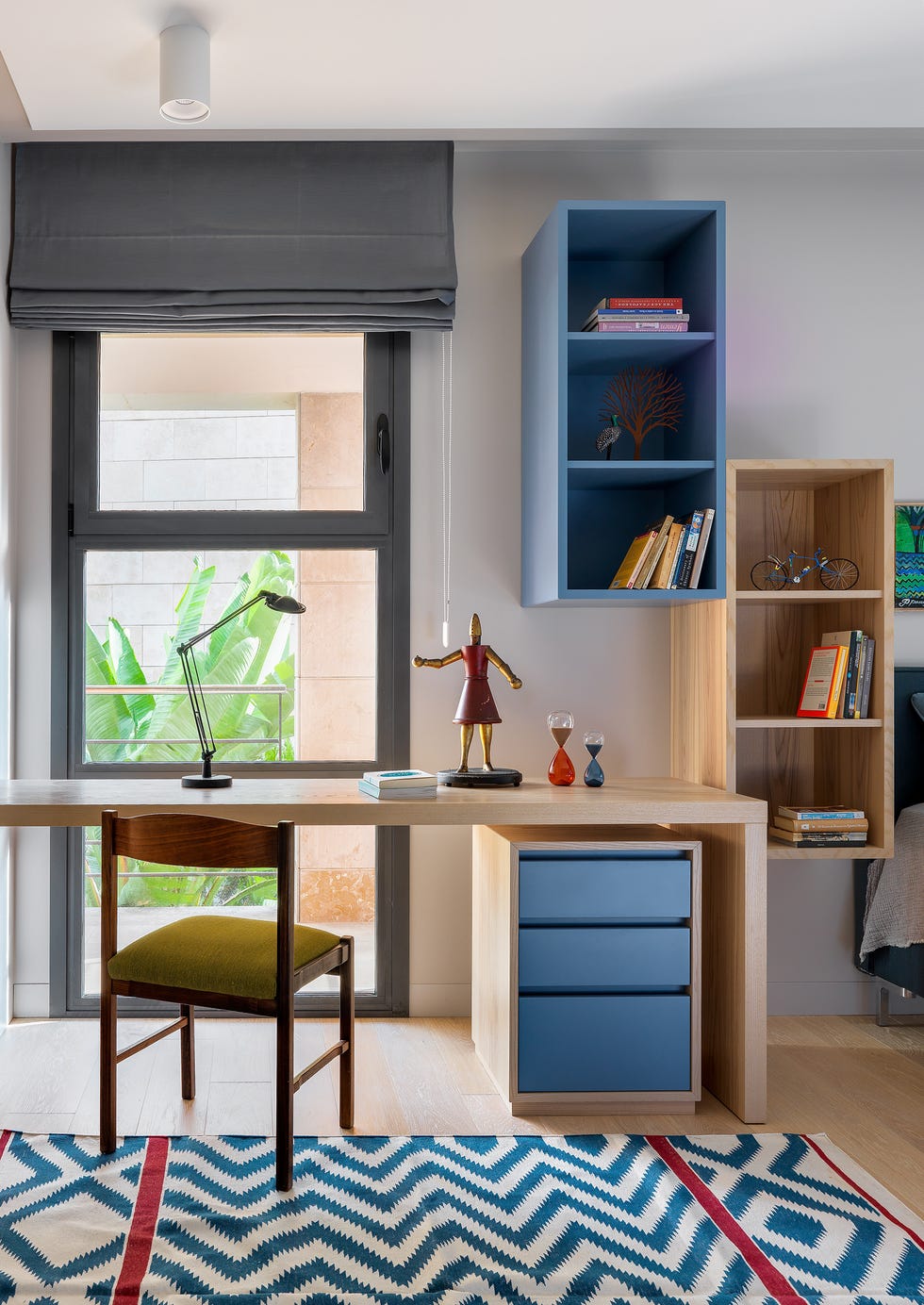 escritorio infantil moderno de madera con detalles de color azul