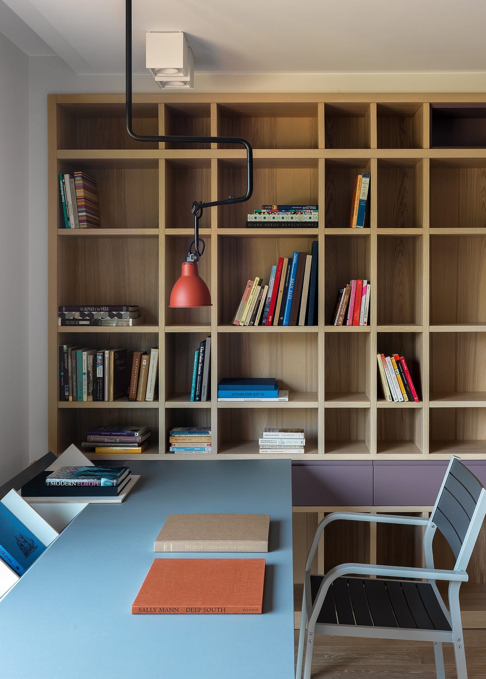 despacho de diseño moderno con estantería de obra